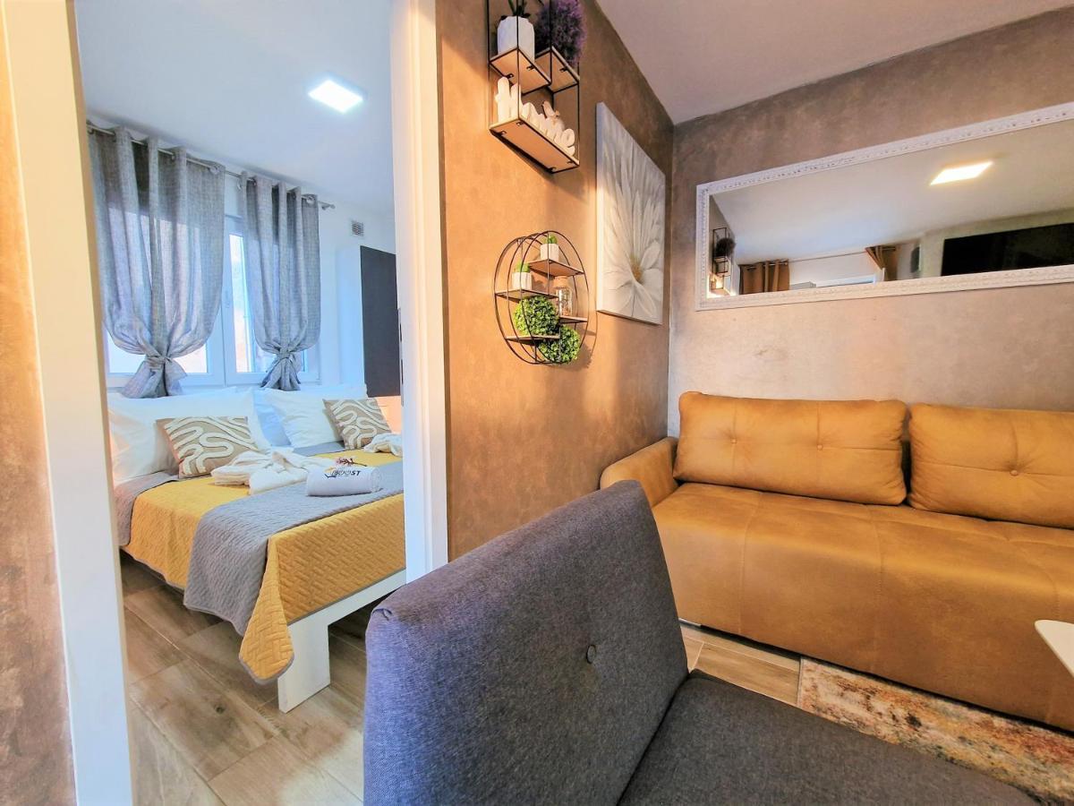 Holiday House Boost With Heated Pool Klis Exterior foto